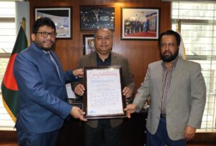 শীবলী রুবায়েত-উল-ইসলামের বামে নাজমুছ সালেহীন